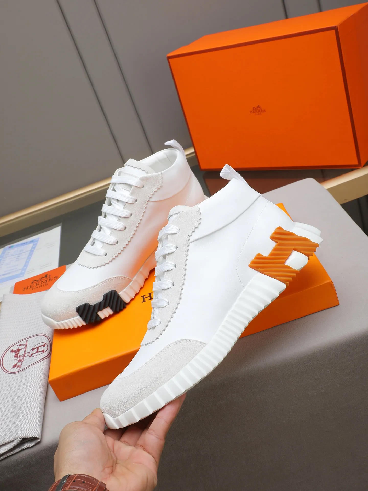 PPP460 (Hermes high-top men's shoes)🆕Men's sports shoes, decorated with textured calfskin details. Spliced ​​with original cowhide, this shoe draws inspiration from the equestrian world, integrating technical details and practical functions. Breathable sheep lining, original combination outsole, high-end quality, and every detail is perfectly combined! Size: 38-44 (45 can be customized)